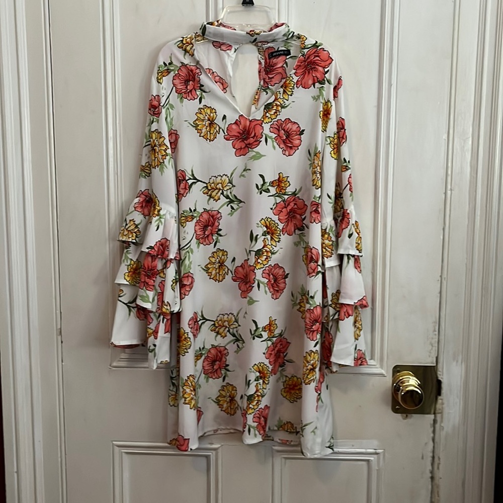 Floral dress with collar/v-neck and tiered sleeves. Size Large